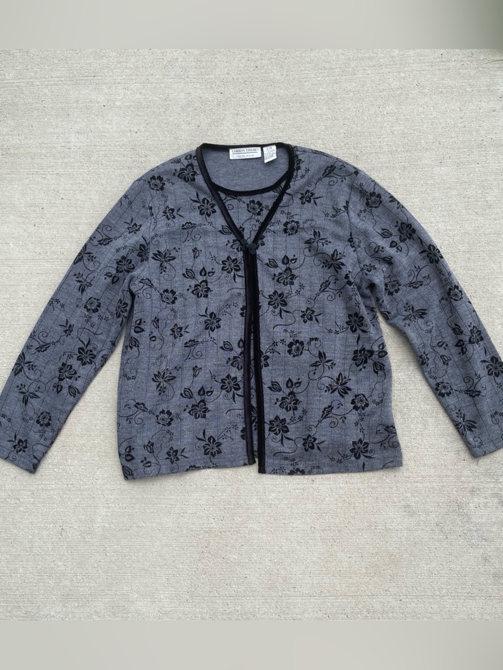 Carolyn Taylor Gray and Black Floral Knit Top